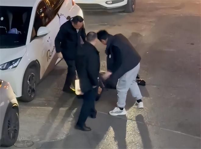 三男子殴打六旬保安伤势严重只因十块钱？酒店老板称绝不私了