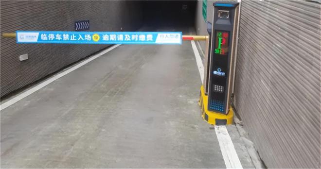 三男子殴打六旬保安伤势严重只因十块钱？酒店老板称绝不私了(图9)