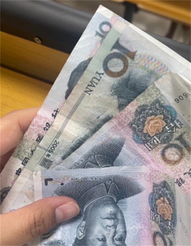 三男子殴打六旬保安伤势严重只因十块钱？酒店老板称绝不私了(图5)